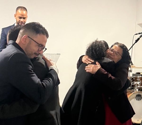 Momento de abraço e transferência de responsabilidades