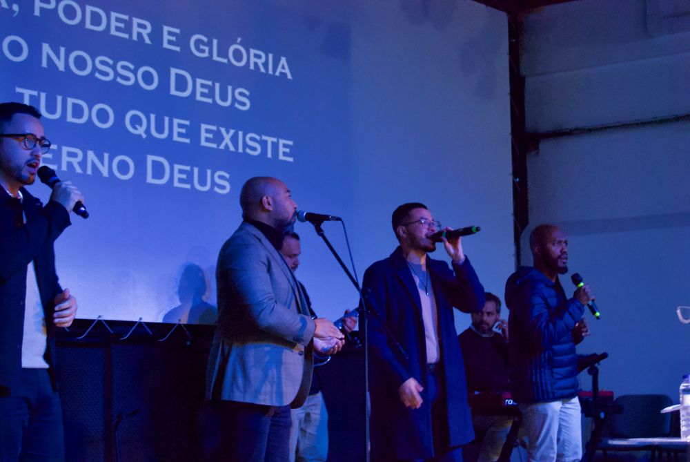 Homens de Deus Reúnem-se para uma Noite de Despertamento e Renovação