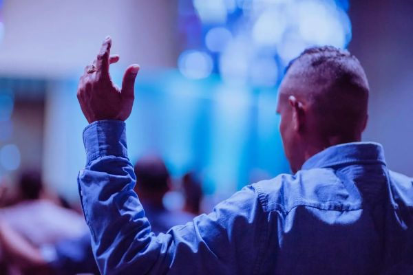 O Impacto da Presença: Pastor Josué Moreira Alerta para a Importância de Congregar